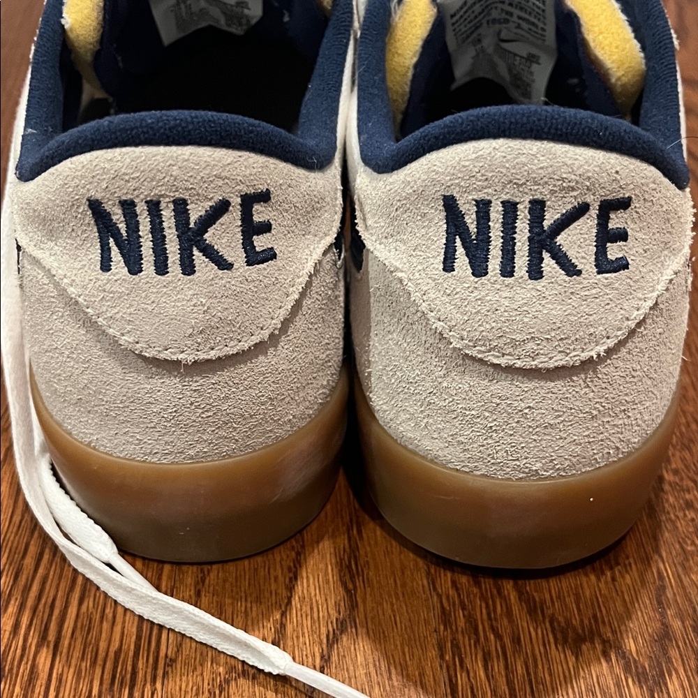Nike Low-Top Suede Skate Shoes in White and Navy - Picture 3 of 6